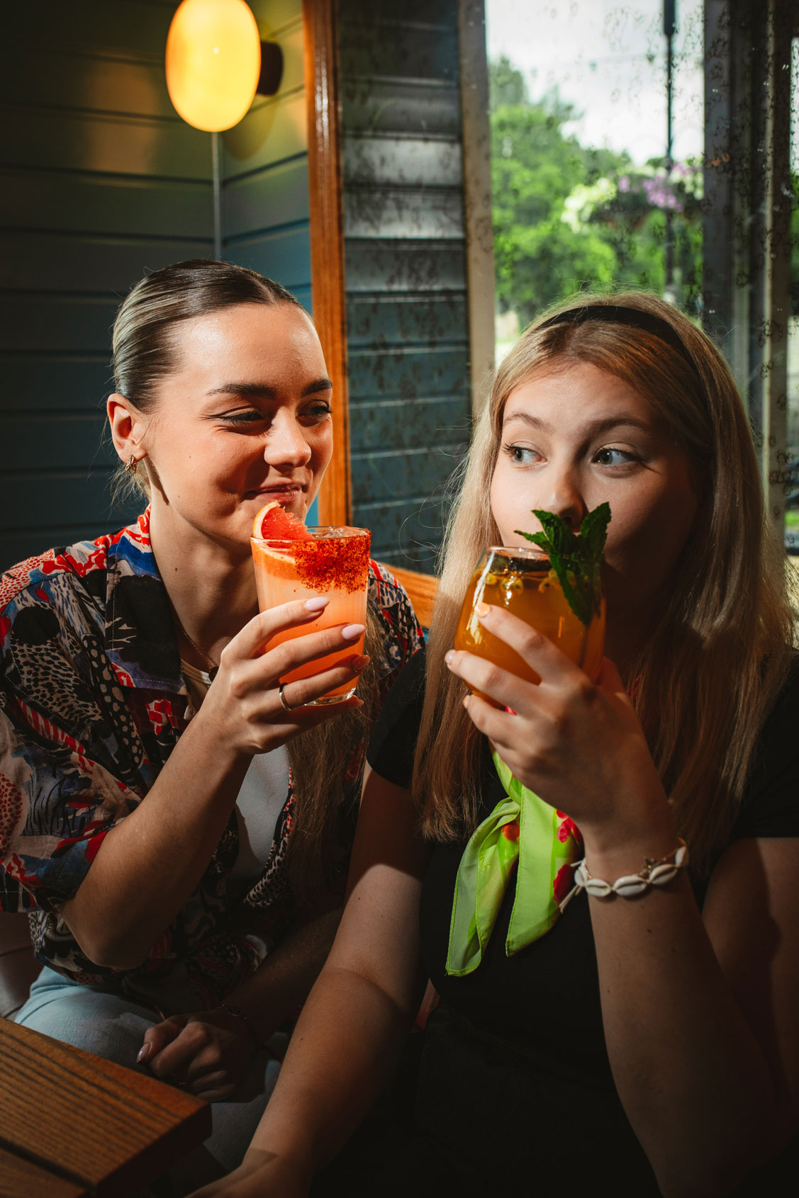 hugo-tsikid-kokteilidega